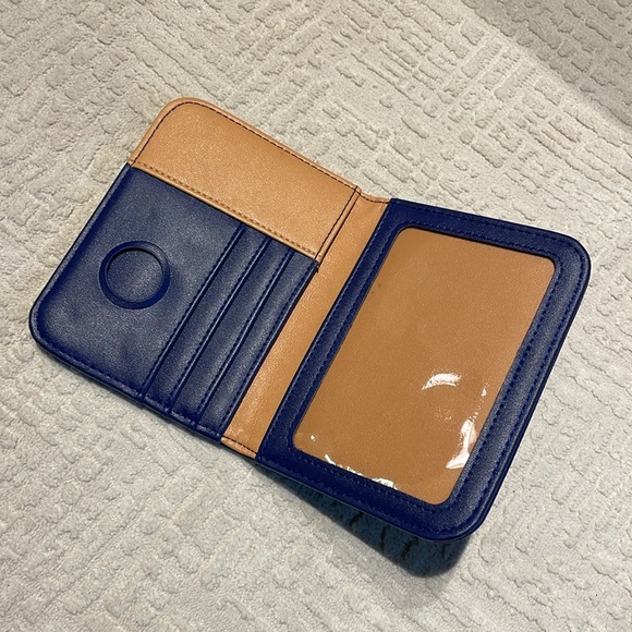 Martha Stewart passport/card holder / wallet with an Air tag spot/holder - Picture 2 of 4